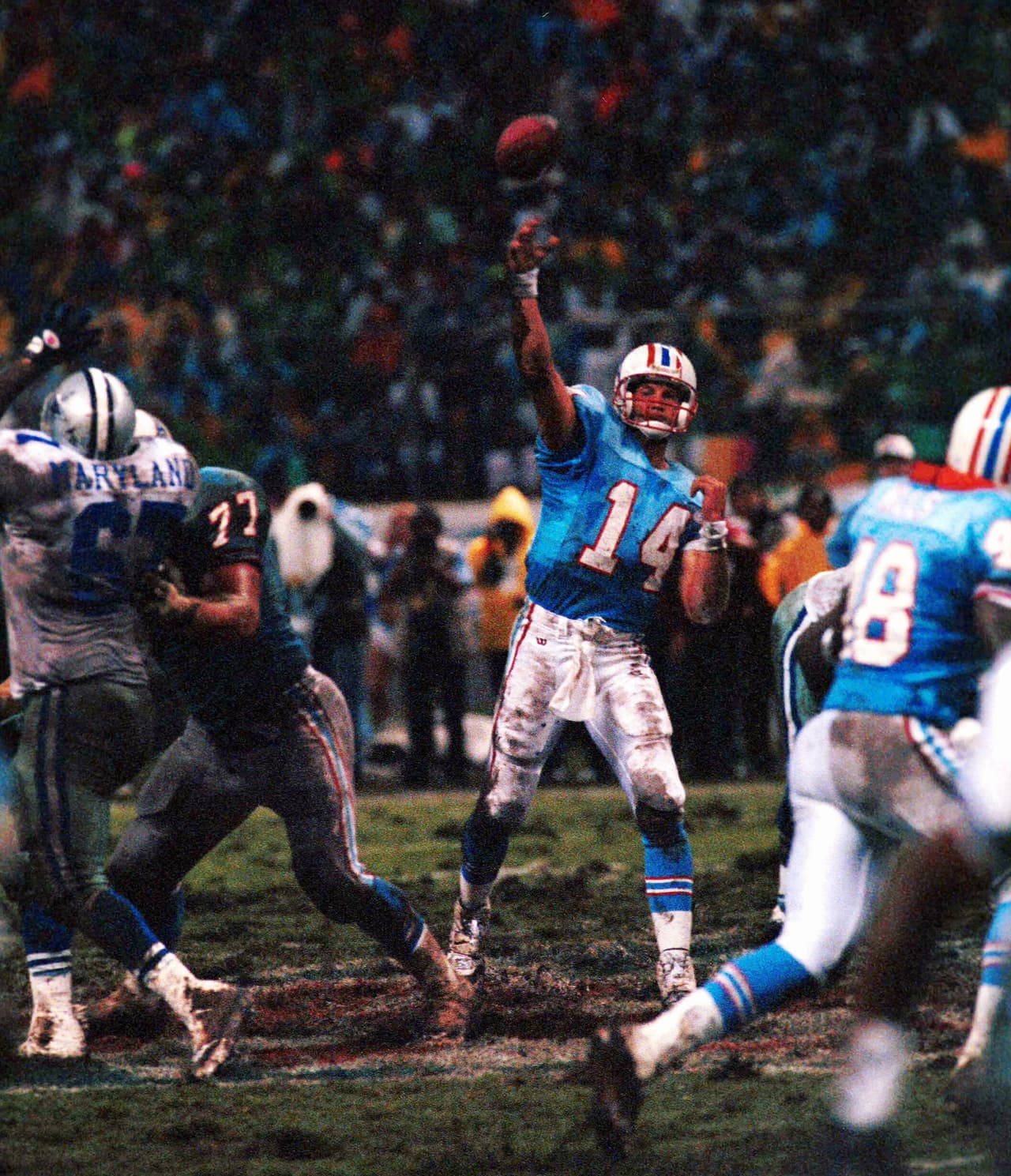 El quarterback Cody Carlson de Houston Oliers intenta un pase largo en el segundo cuarto del primer American Bowl en México el 15 de agosto de 1994 contra Dallas Cowboys en el Estadio Azteca.