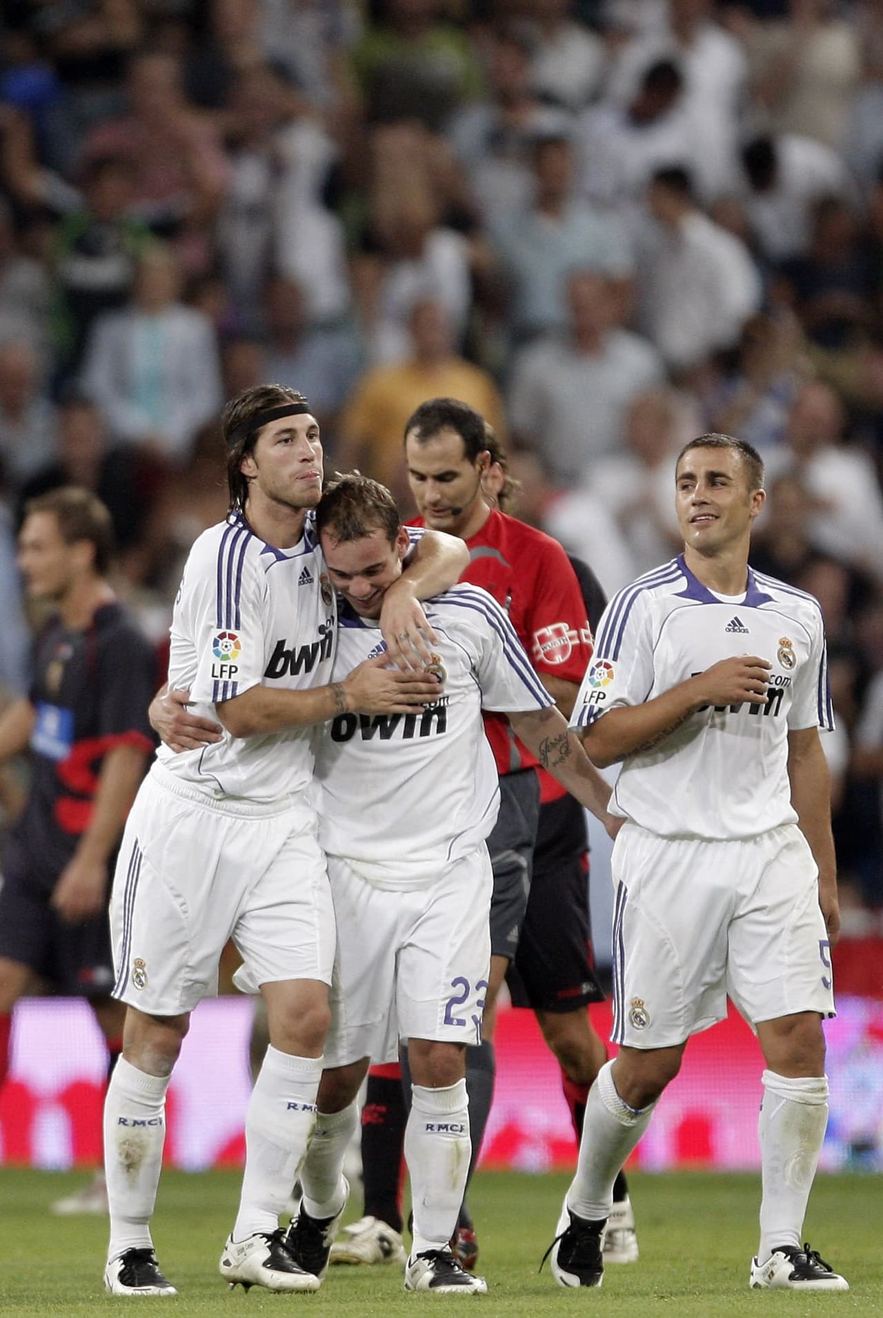 La derrota fue por 3-1 en el Santiago Bernabéu con goles de Javier Saviola, Wesley Sneijder y Gonzalo Higuaín, mientras que el gol para el equipo del vasoc lo hizo Kalu Uche.