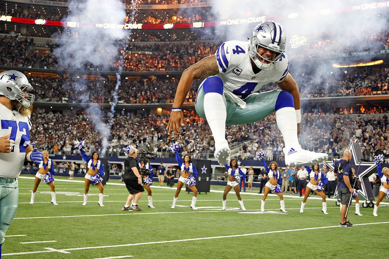 <b>Dak Prescott vs. Green Bay Packers</b>
<br>Los
<a href="https://translate.googleusercontent.com/translate_c?depth=1&hl=es&ie=UTF8&prev=_t&rurl=translate.google.com&sl=en&sp=nmt4&tl=es&u=http://www.nfl.com/teams/greenbaypackers/profile%3Fteam%3DGB&usg=ALkJrhjwcdFI6Pm6LmusuoTR_ELBuoQ1Kw"><b>Packers</b></a> han sido duros en los mariscales de campo hasta ahora, pero aun así me gusta Prescott debido al potencial de este juego para convertirse en un tiroteo absoluto en
<i>Jerry’s World</i>. Green Bay permitió más puntos por partido a los quarterbacks locales (20.7 PPG) hace un año, y Dak les lanzó tres touchdowns en playoffs de la NFC.
<br>
<br>
<i>Otros quarterbacks que puedes poner: Carson Wentz vs. Cardinals, Alex Smith vs. Texans y Eli Manning vs. Chargers.</i>