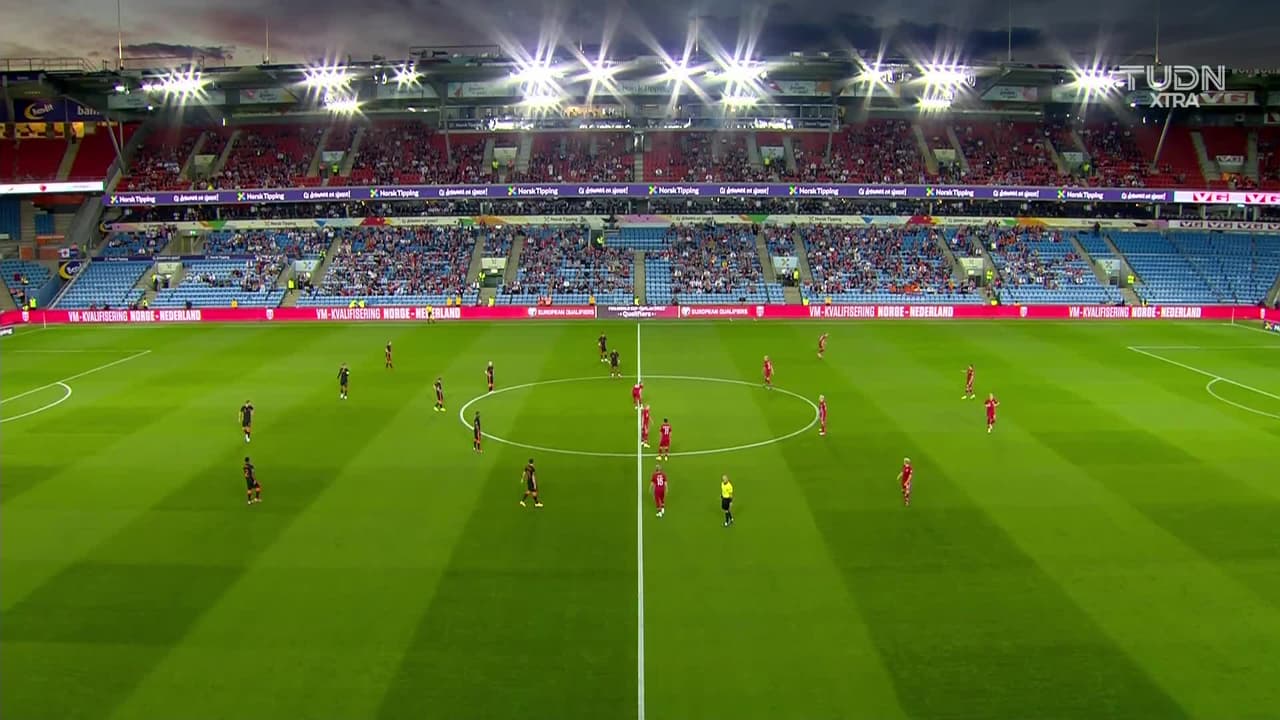 Arranca el partido y la pelota está en juego.