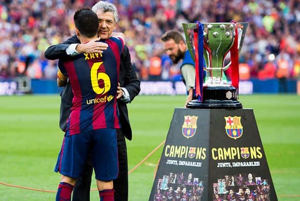 No sería, sin embargo, el último homenaje. Tras la conclusión del partido el presidente de la Federación Española de Fútbol, Ángel María Villar, le entregó el trofeo de Liga.