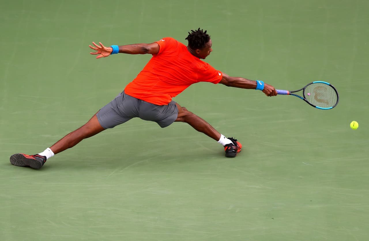 El francés Gael Monfils, que venció 6-1, 7-6 (3), 6-2 al lituano Ricardas Berankis, y buscará detener en la Semifinal del ATP 500 de Dubai al griego de 20 años Stefanos Tsitsipas, que se impuso 6-7 (4), 7-6 (1), 6-1 al polaco Hubert Hurkacz para clasificar a su tercera semifinal en 2019.