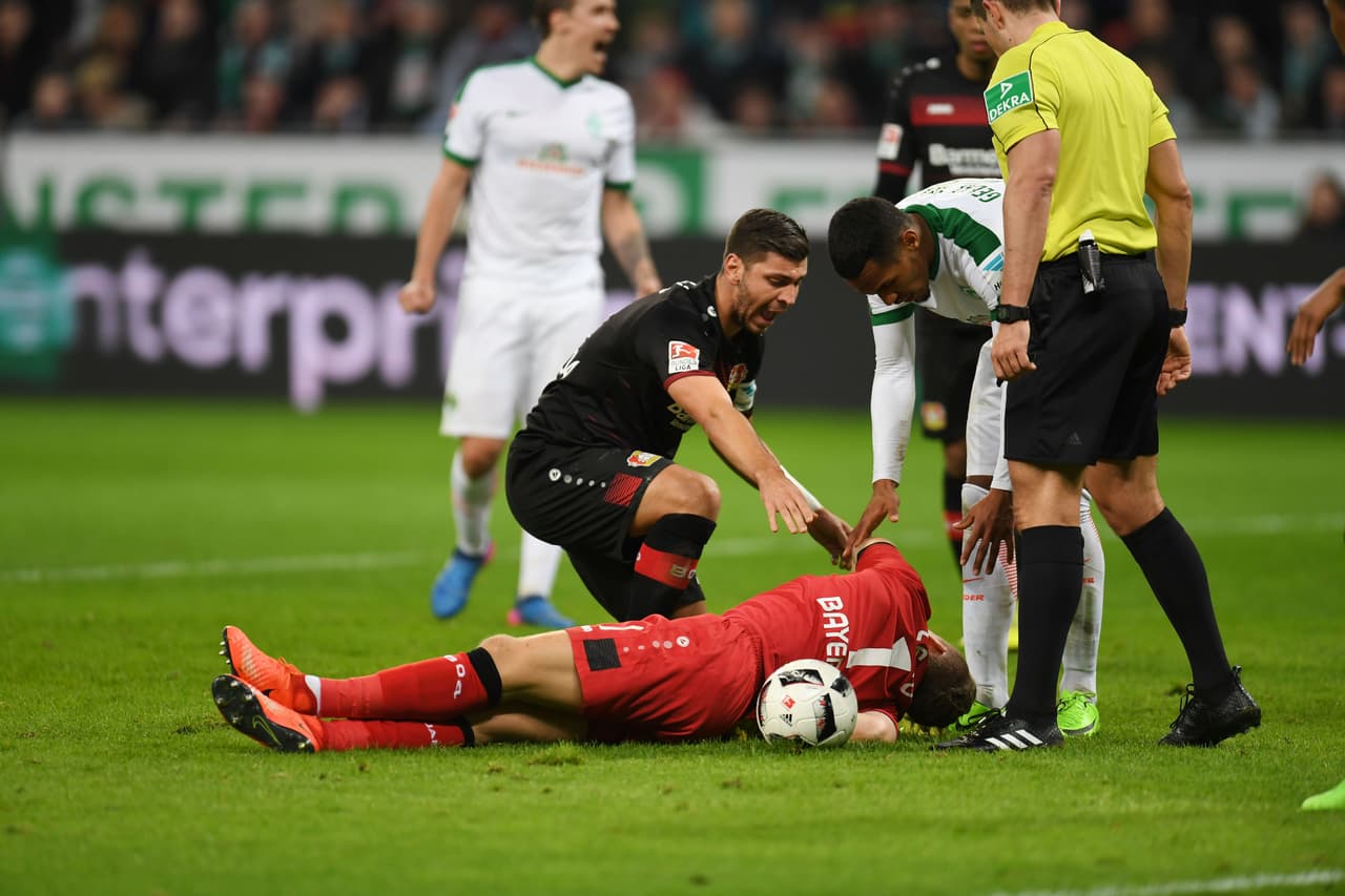 La escena estremecía y los compañeros de Leno (Leverkusen) lo vivían de esa forma.