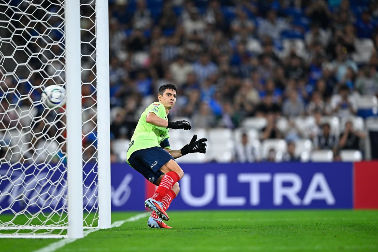 Stefan Medina es 'portero' de Monterrey y Cruz Azul lo aprovecha