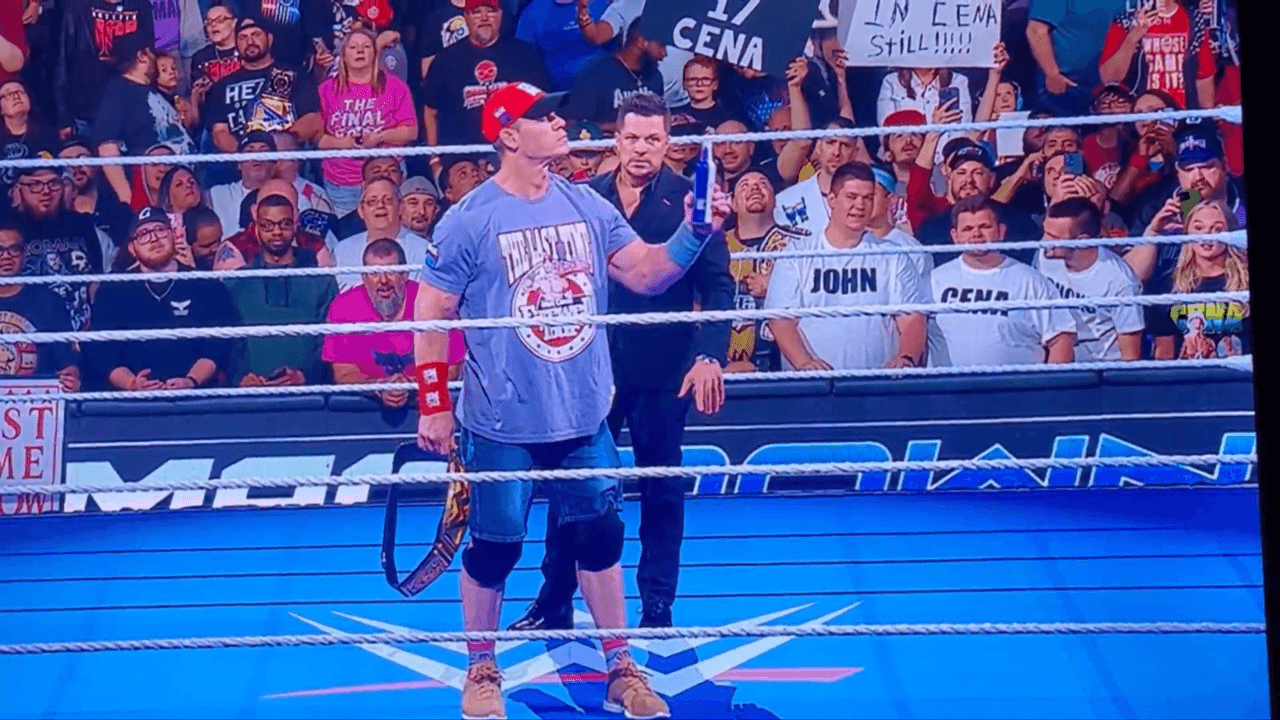 Agreden a John Cena con botella de cerveza en plena presentación 