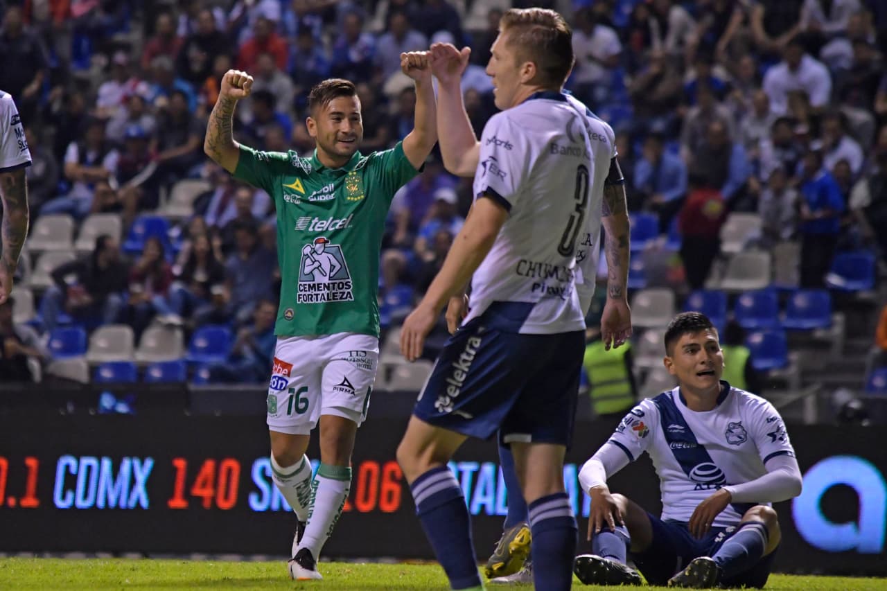 El chileno Jean Meneses (izquierda) dejó sin opción al arquero rival, Nicolás Vikonis, para llegar a su cuarto gol en el 
<a href="https://www.univision.com/deportes/futbol/liga-mx/*">Clausura 2019.</a>