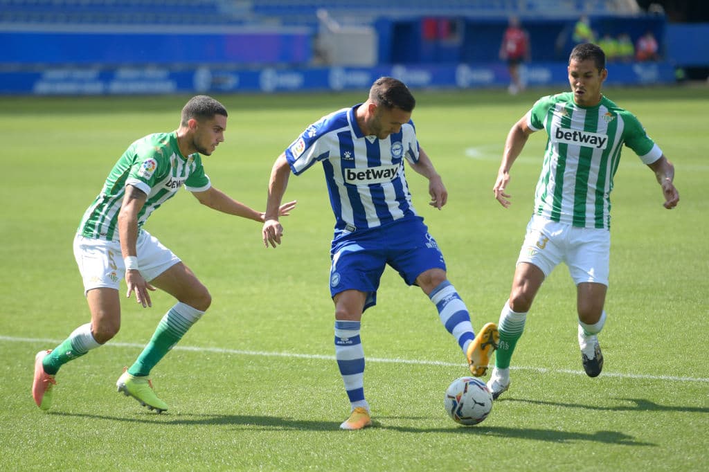 Lucas del Deportivo Alaves bajo la presión de Marc Bartra y Dani Martin del Real Betis.