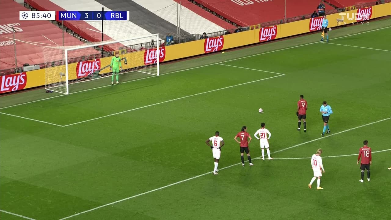 Tarjeta amarilla. El árbitro amonesta a Marcel Sabitzer de RB Leipzig