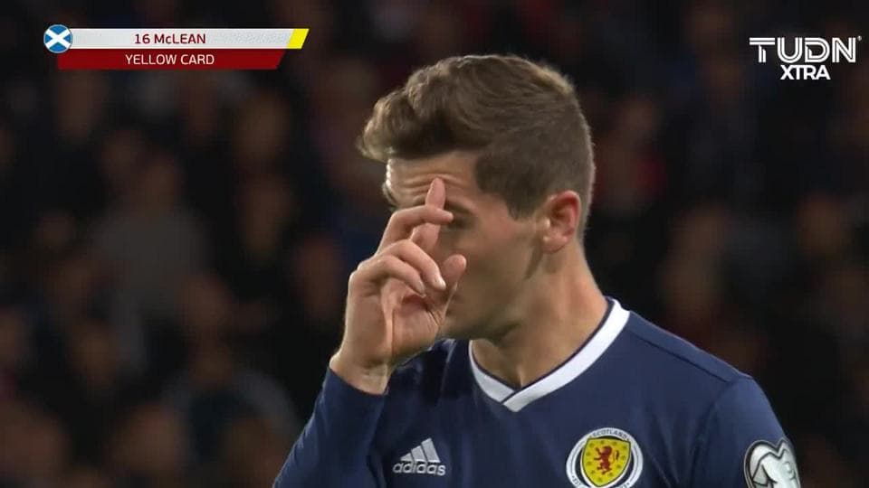 Tarjeta amarilla. El árbitro amonesta a Kenny McLean de Scotland