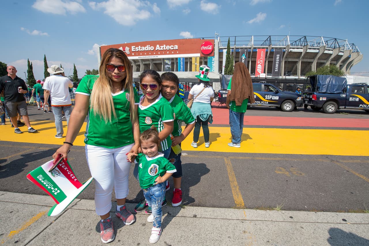 Las banderas, los atuendos típicos y el verde, blanco y rojo se hicieron presentes en el Estadio Azteca. Como siempre, la afición mexicana respondió para apoyar a la Selección.
