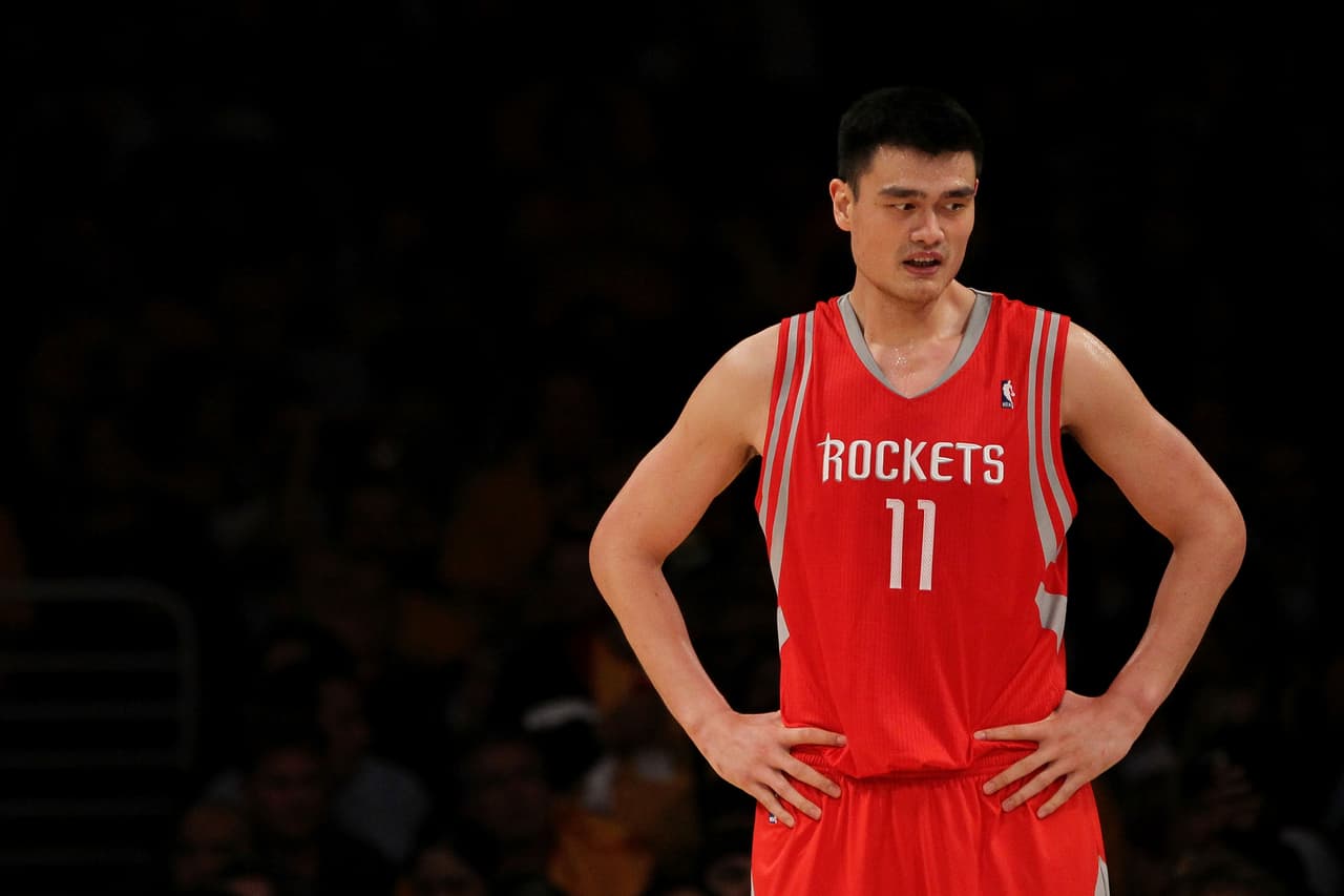#11 - Yao Ming: el basquetbolista chino recibió un honor de parte de la franquicia texana cuando dejaron de usar su dorsal.