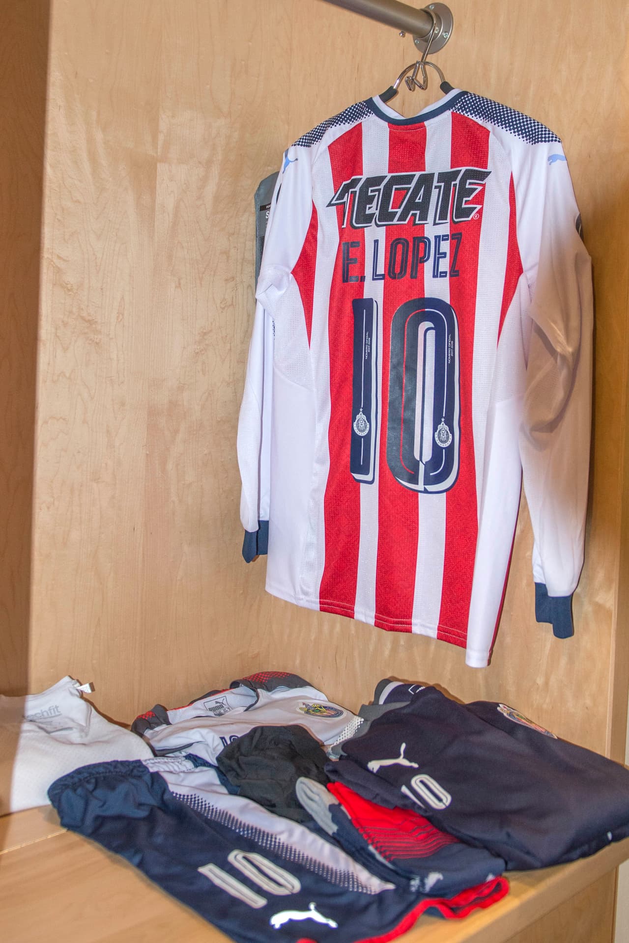 La imagen más íntima de los camerinos que guardan los atuendos de los jugadores de Toronto FC y de Chivas de Guadalajara, protagonistas del juego de ida en la final de Liga de Campeones de Concacaf.