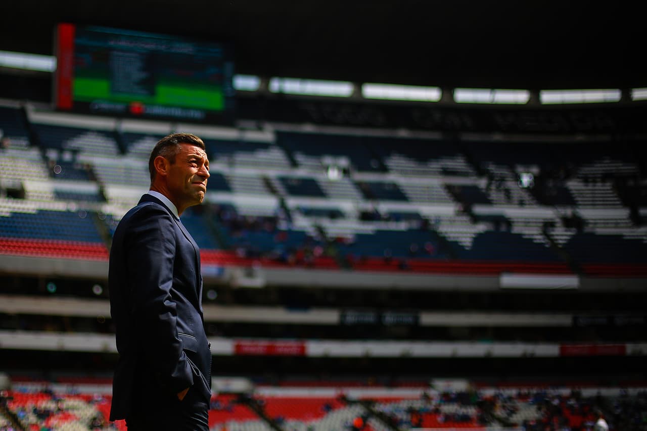 Pedro Caixinha se apreciaba tranquilo y confiado en su escuadra previo al silbatazo inicial.