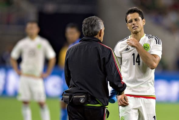 7 Javier "Chicharito" Hernández cumplía una buena labor al frente del equipo mexicano cuando a los 40 minutos en una jugada fuerte, pero accidental, con un hundureño. Cayó mal y se fracturó una clavícula. Puede perderse la Copa Oro.