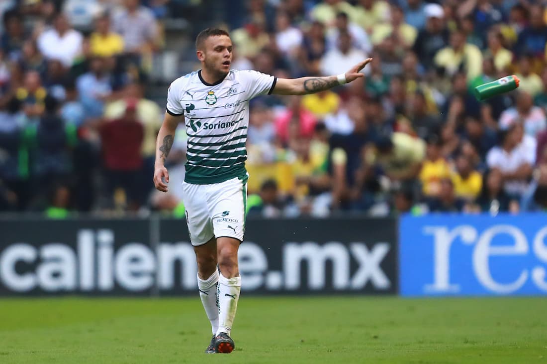 Más adelante el propio Rodríguez tuvo otra opción clara de marcar, pero esta vez el portero argentino salvó su arco.