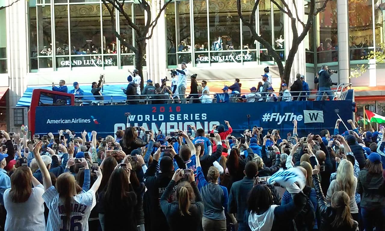 Miles de fanáticos de los Cubs salieron a la Milla Magnífica para ser parte del histórico desfile de la victoria por la Serie Mundial