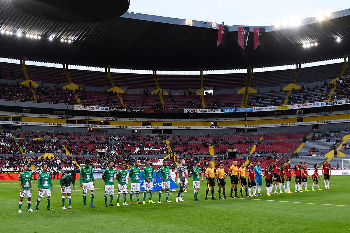 La baja asistencia en el Estadio Jalisco era premonición de lo que se iba a ver en la cancha, un juego con pocas opciones de gol.