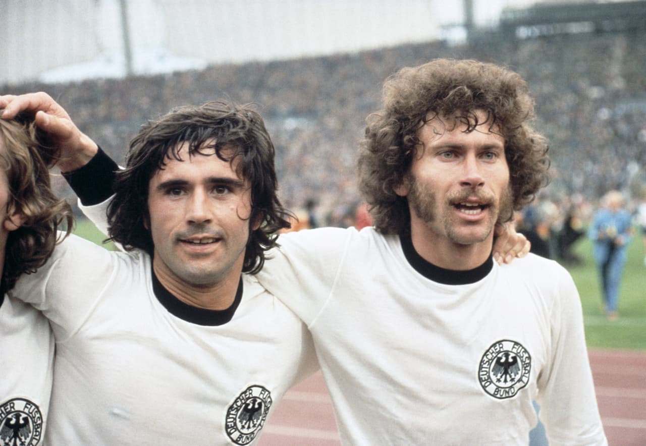 Gerd Müller: el histórico goleador de los Mundiales (de hecho ganó la Bota de oro en 1970) también celebró en el estadio mexicano durante la Semifinal entre Alemania e Italia que acabó con triunfo para la Azzurra por 4-3.