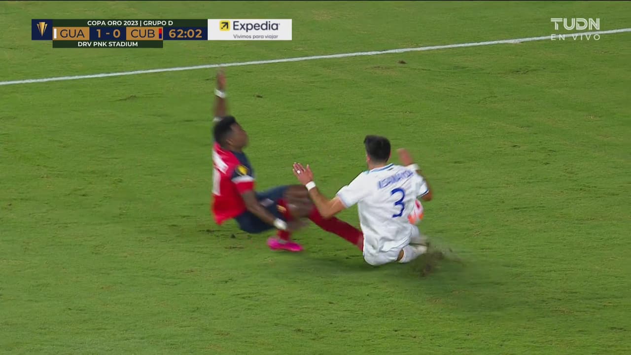 ¡Durísima entrada entre Hernández y Samayoa!