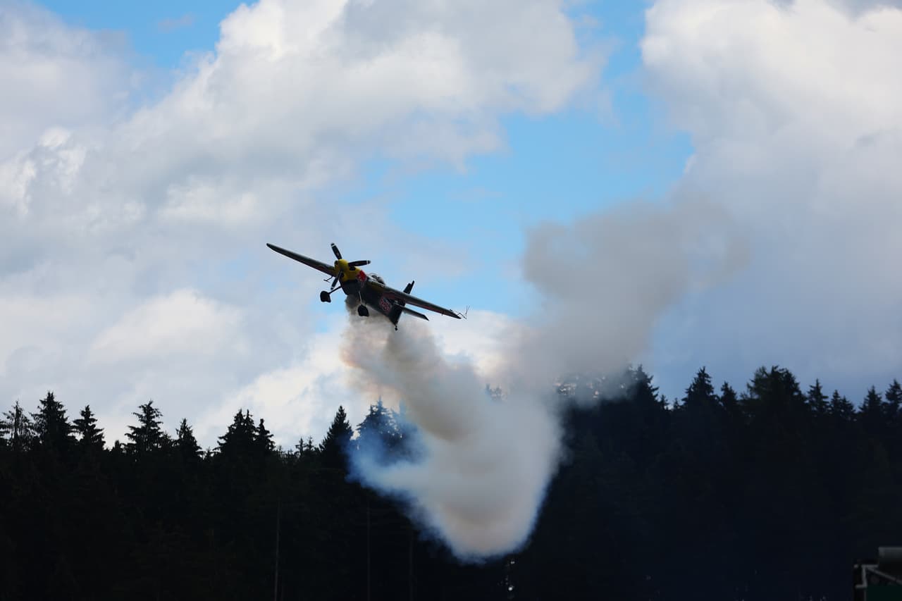Charles Leclerc conquistó el GP de Austria por delante de Max Verstappen y Lewis Hamilton, en una carrera donde el mexicano Checo Pérez abandonó varias vueltas después de un roce que tuvo con George Russel, quien fue sancionado, y en la que Carlos Sainz también abandonó por una falla en el motor.