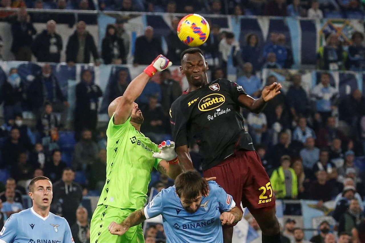 Lazio golea al Salernitana 3-0 con goles de Immobile, Pedro y Luis Alberto en la Serie A, ubicando a los romanos a un punto de la Champions League.