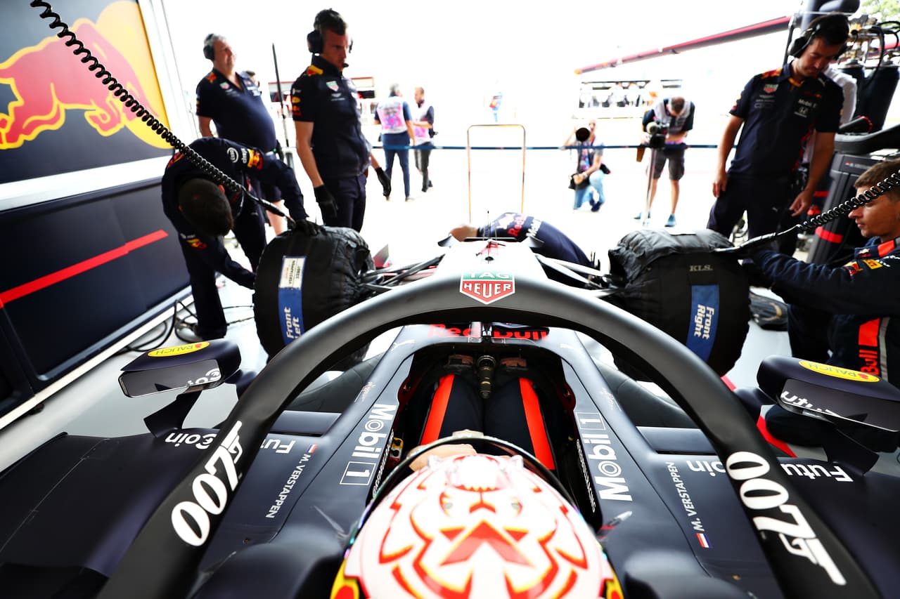 En el inicio de la acción Lewis Hamilton, Valterri Bottas y Sebastian Vettel ocuparon los tres primeros lugares, así como en la segunda sesión pero con distint orden: Vettel, Hamilton, Bottas. Por su parte, el mexicano Sergio Pérez fue octavo y noveno para ilusionarse con los puntos el domingo.