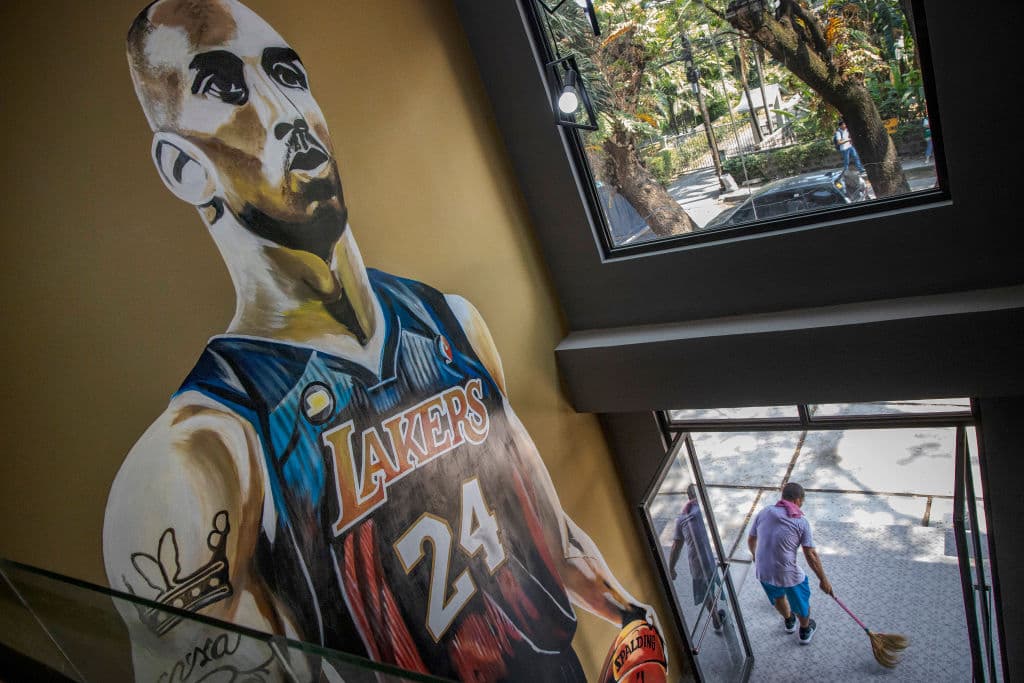 Artistas urbanos crearon una pintura gigante, en una cancha de básquetbol, con la figura de Kobe y su hija Gianna Bryant. Black Mamba era un ídolo en Filipinas.