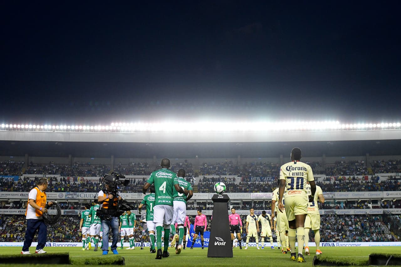 La salida de ambos equipos para la Ida de la Semifinal del Clausura 2019 de la Liga MX.