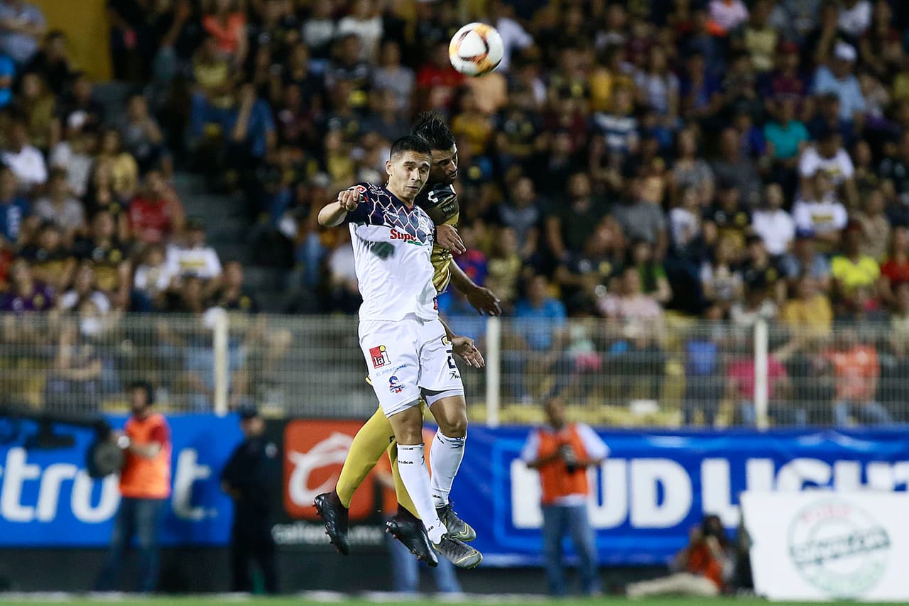 Martín Orozco (izq) durante el juego de ida de los Cuartos de Final del torneo Clausura 2019 de la Liga de Ascenso MX, entre Dorados y Cimarrones.