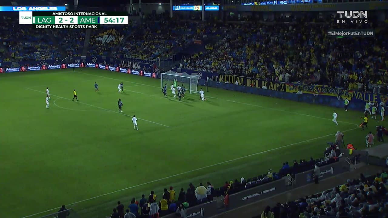 ¡Se salva el América! Casi gol olímpico del Galaxy