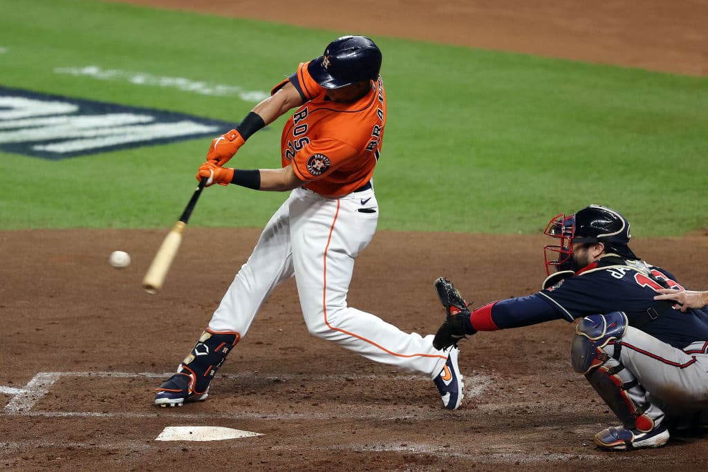 De la mano de sus bateadores estelares, los Houston Astros vencen 2-6 a los Atlanta Braves en el juego de dos de la Serie Mundial 2021.
