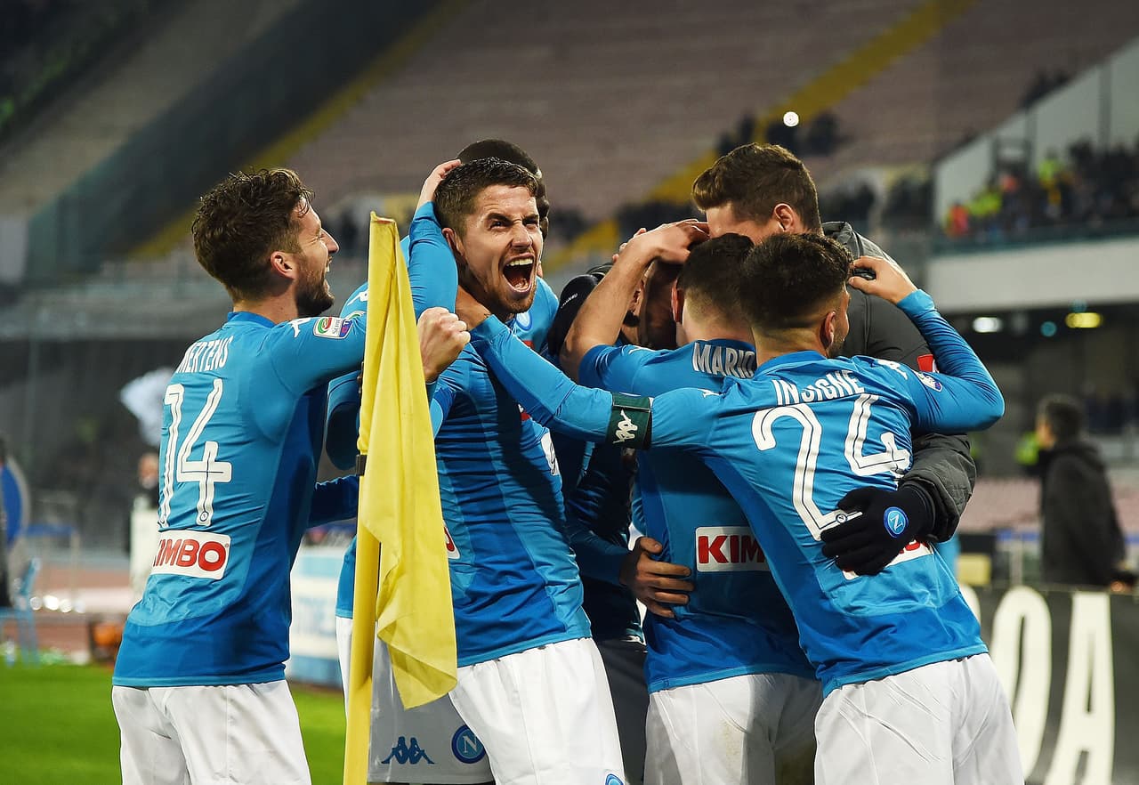 Nápoles derrota 4-1 a Lazio para mantenerse en cabeza de Serie A.