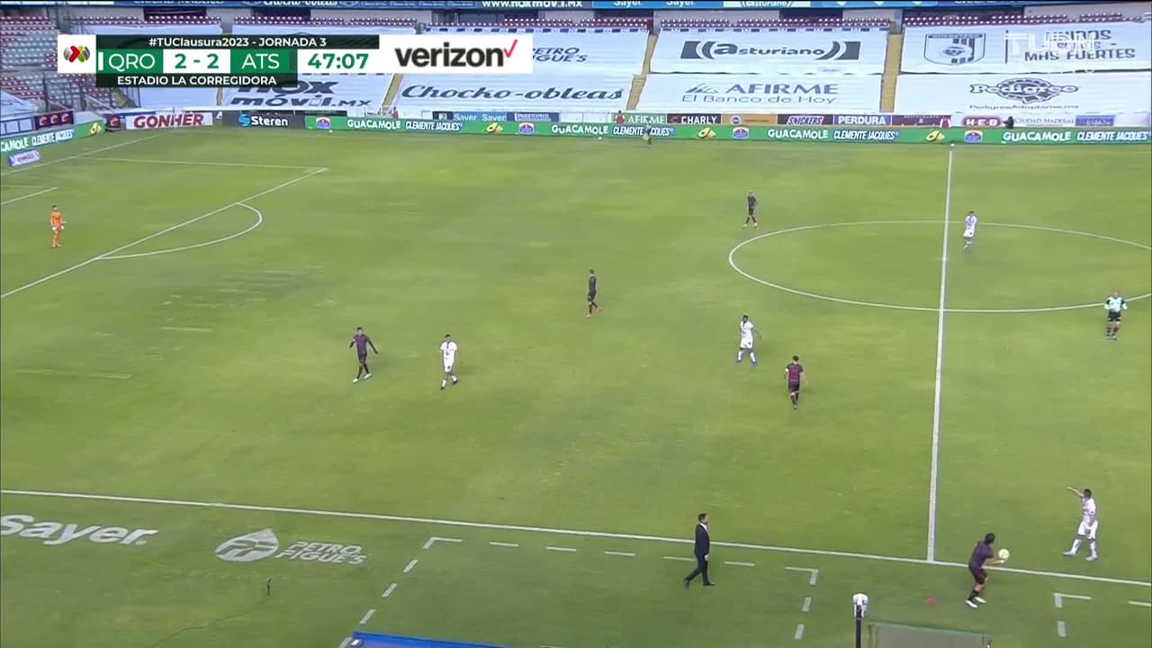 ¡TIRO ATAJADO! disparo por Julián Quiñones.