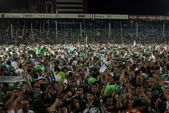 La intensa afición del Bursaspor confía en su plantel, con una base argentina con Pablo Batalla, Leonel Núñez y su último refuerzo Federico 'Pocho' Insúa. Luce complicado que avance, pero soñar no cuesta nada.