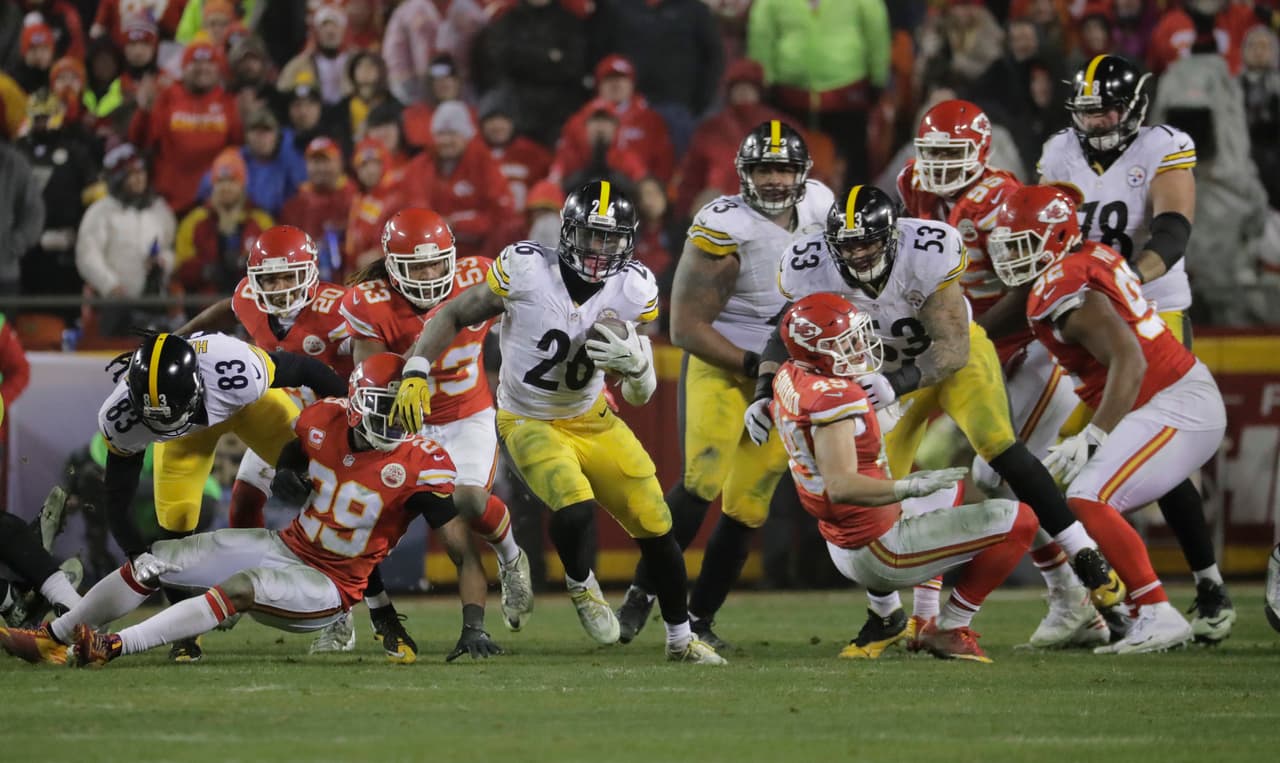 Pittsburgh Steelers running back Le'Veon Bell (26) runs Kansas City Chiefs during the second half of an NFL divisional playoff football game Sunday, Jan. 15, 2017, in Kansas City, Mo. (AP Photo/Charlie Riedel)