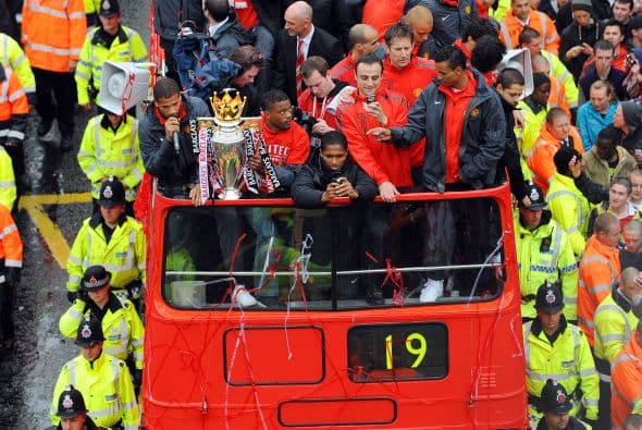 Los jugadores circularon con el trofeo en este camión al más puro estilo inglés.
