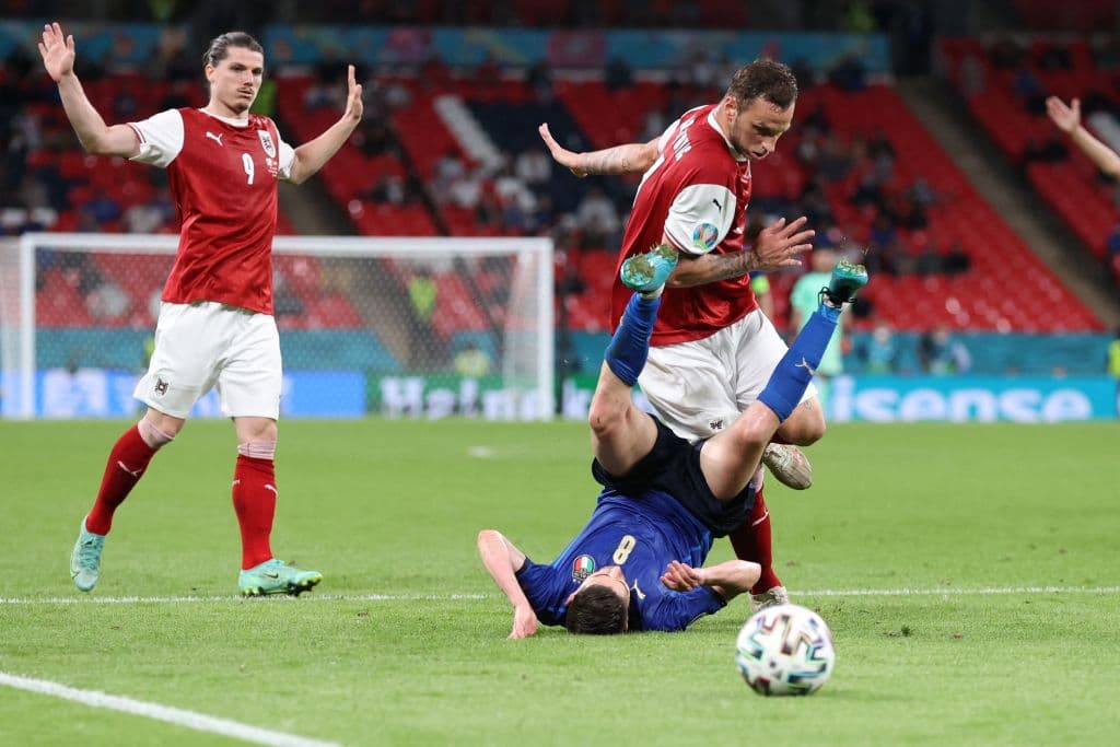 Federico Chiesa y Matteo Pessina marcan en los tiepos extras y le dan el triunfi 2-1 a Italia tras un apretado duelo frente a Austria. Los italianos esperan al ganador entre Bélgica y Portugal.