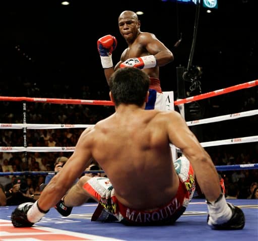 Márquez y Mayweather Jr. pactaron el combate en 144 libras, el mexicano venía de las 135. A la hora del pesaje ‘Money’ dio 146 libras, pagó multa por pasarse. A la hora de la batalla, la diferencia de tamaño fue notable. Al final el estadounidense se llevó el triunfo por decisión unánime. (Texto: Geovany Guerrero)