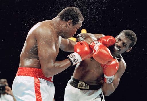 Otra de las contiendas desiguales se celebró el 21 de septiembre de 1985. Michael Spinks enfrentó a Larry Holmes por el título completo de la Federación Internacional de Boxeo. (Texto: Geovany Guerrero)