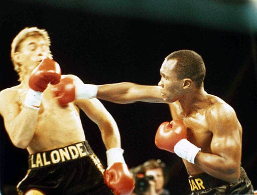 Leonard venía de combatir en 158 libras, Lalonde en 172 y medio. A la hora del pesaje dieron 165 y 167 libras respectivamente. El ganador fue Sugar por nocaut técnico en nueve episodios. (Texto: Geovany Guerrero)