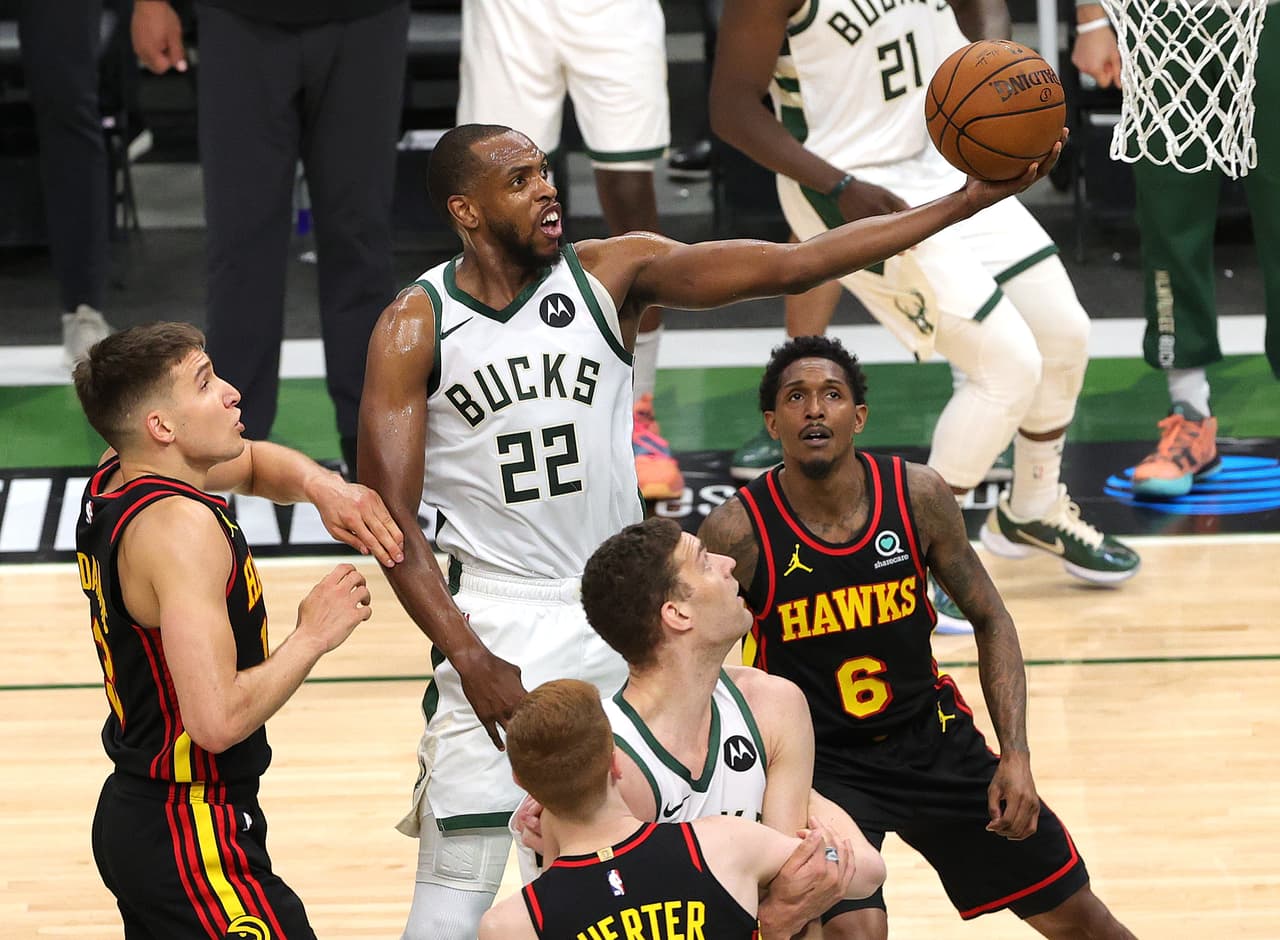 Sin Antetokounmpo ni Young, los Bucks vencen a Atlanta