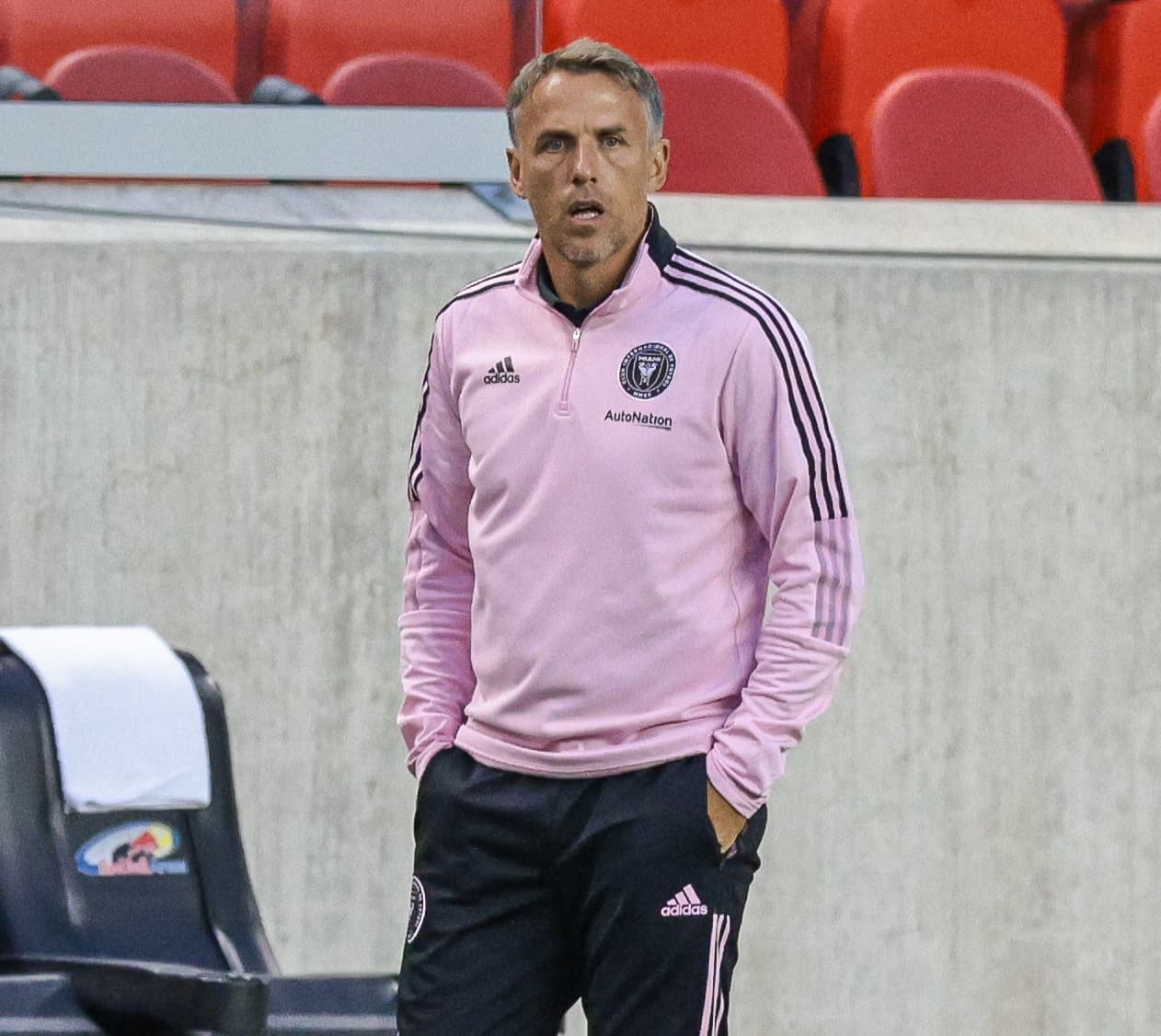 Phil Neville: "Estamos en un momento en el que no valen las excusas"