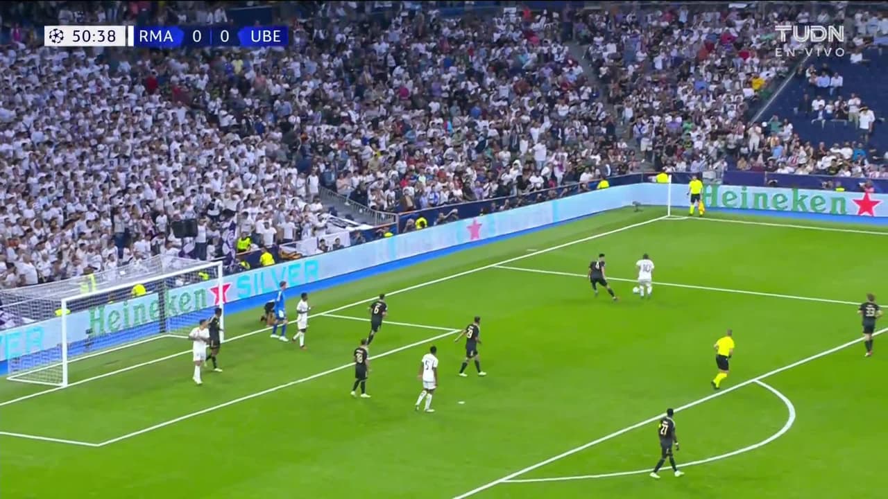 ¡TIRO ATAJADO! disparo por Rodrygo.