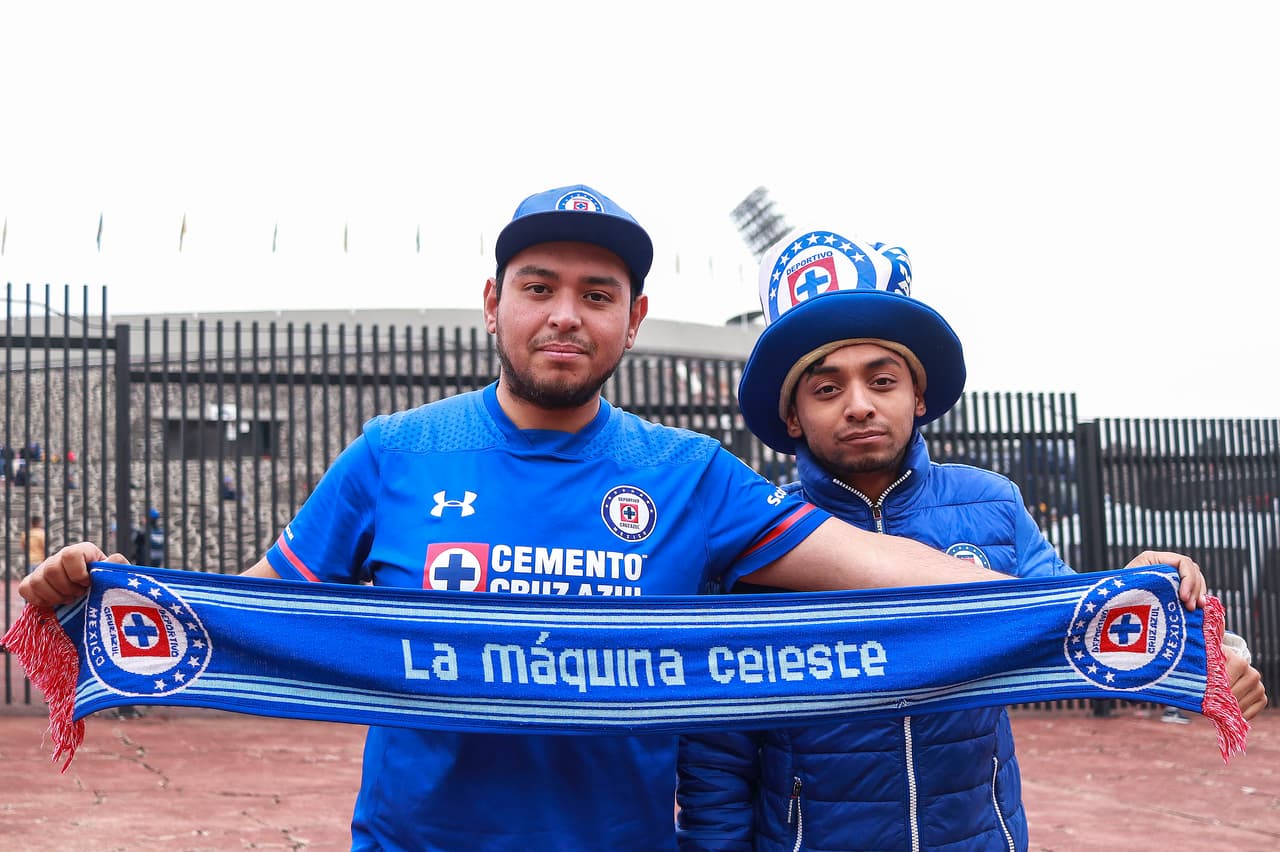 Los fanáticos de Pumas y Cruz Azul le dieron un color especial a la fiesta de la Jornada 15 con su alegría e incluso algunos lo hicieron con atuendos en homenaje al Día de los Muertos.