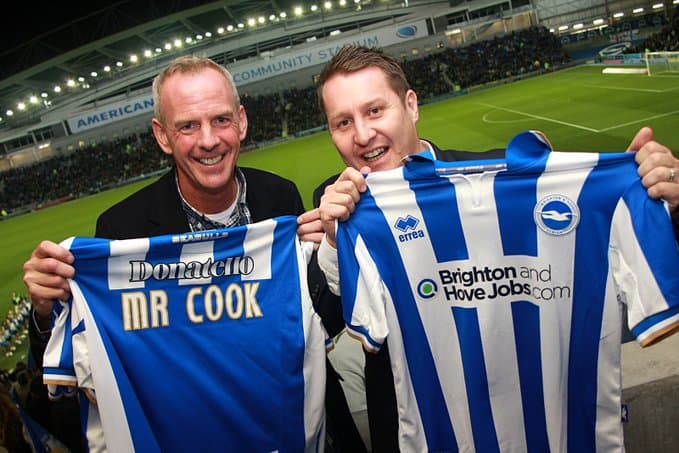 Fat Boy Slim llevó su fanatismo más allá e incluso se involucró con el Brighton and Hove Albion de Inglaterra.