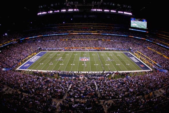 El estadio completo esperando el momento.