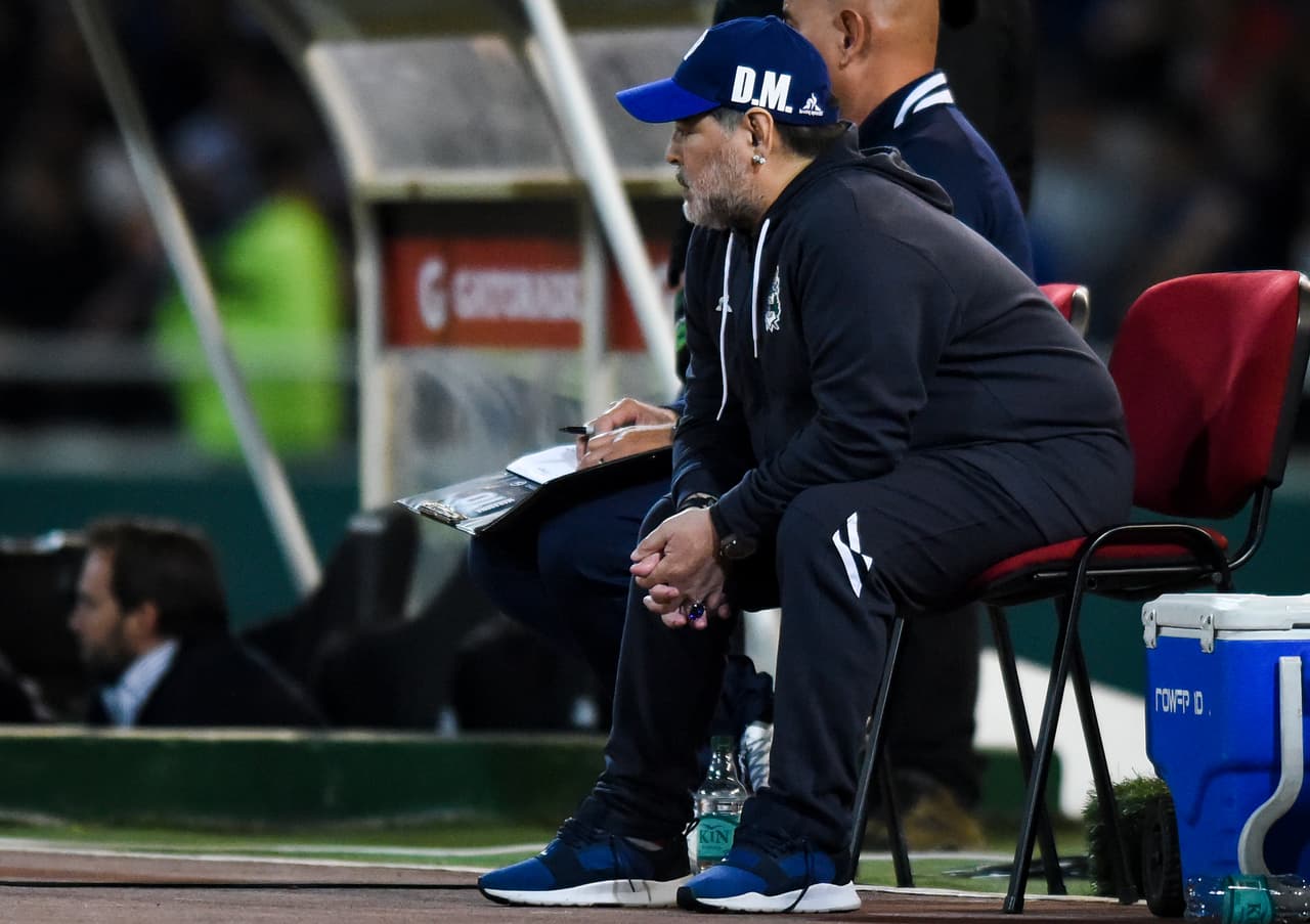 Debido a su lesión de rodilla, Maradona pasó la mayor parte del tiempo en una silla, cerca del terreno de juego.