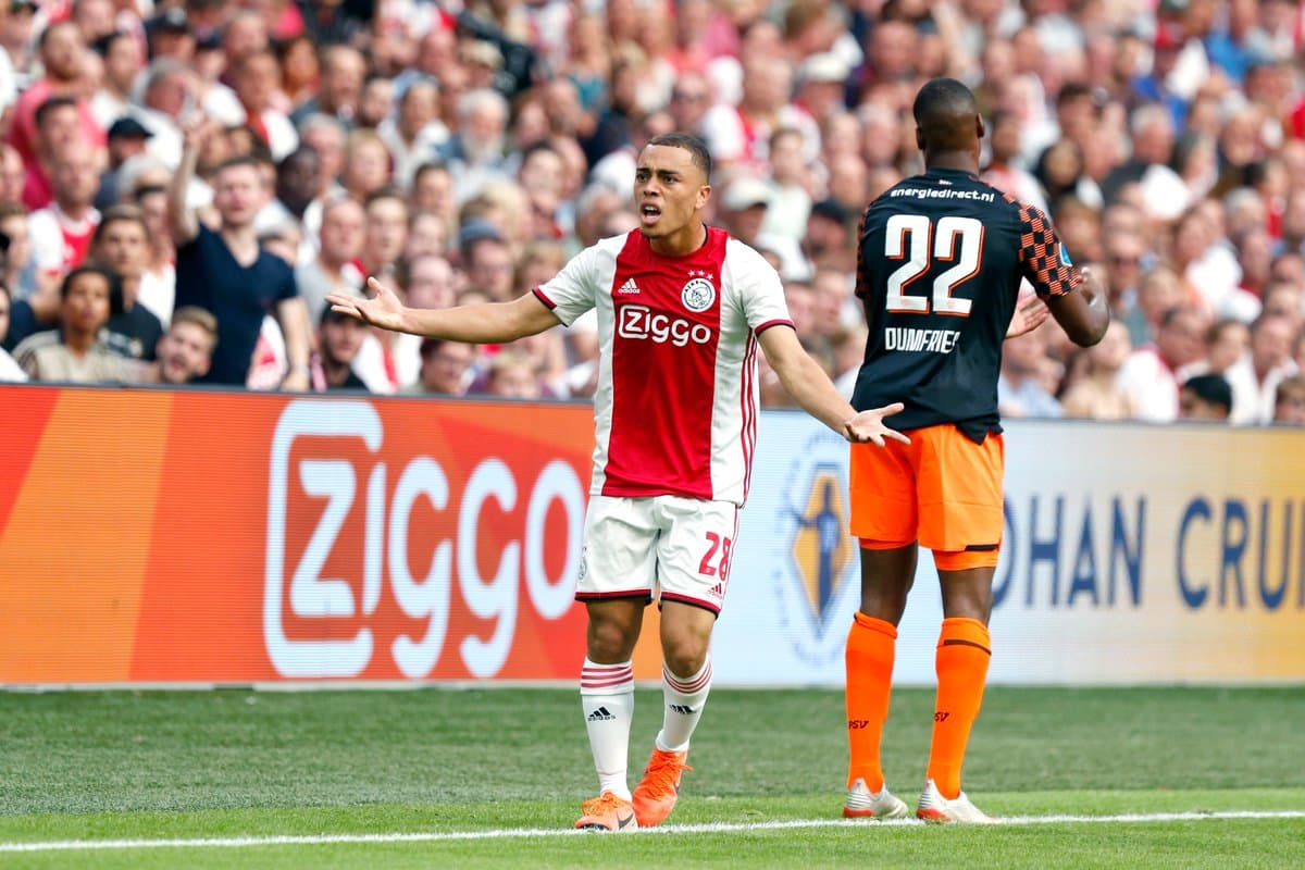 El futbolista estadounidense Sergino Dest de 18 años busca ganarse un puesto en el cuadro titular.