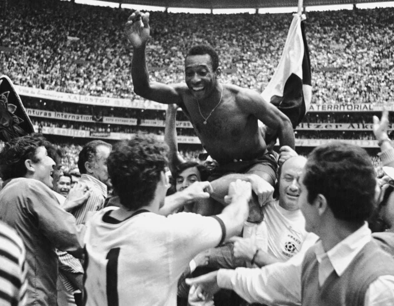 Pelé anotó 767 goles en toda su carrera. Romario consiguió 772 anotaciones en su carrera profesional. Josef Bican marcó 805 en 24 años de actividad.