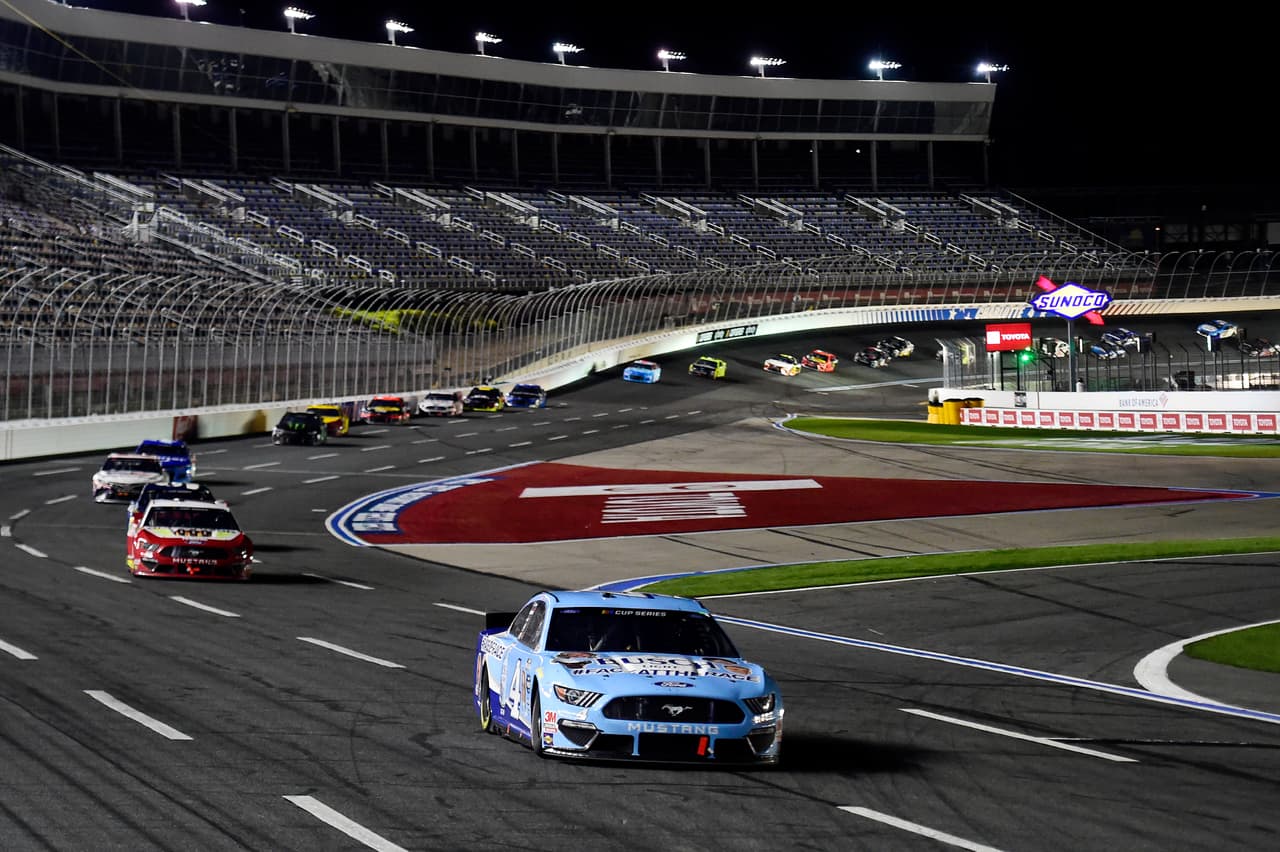 Darius Rucker interpretó una versión virtual del himno nacional en Darlington y los comentaristas siguieron la carrera de forma remota desde un estudio en Charlotte, Carolina del Norte, según compartió 
<a href="https://apnews.com/edc7f2f420ebc84f6fe8b28474b77620" target="_blank">Associated Press</a>.